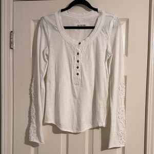 We The Free White Long Sleeve Embroidered Henley Size M